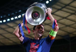 Xavi che alza la coppa